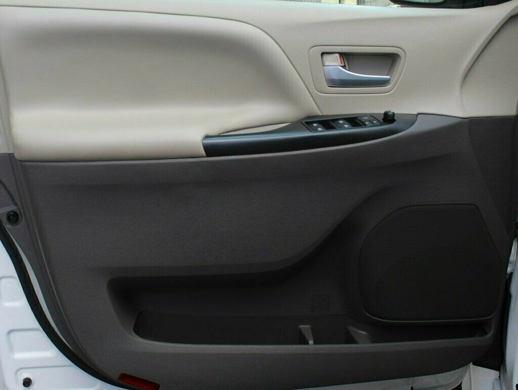 2020 Toyota Sienna LE photo 19