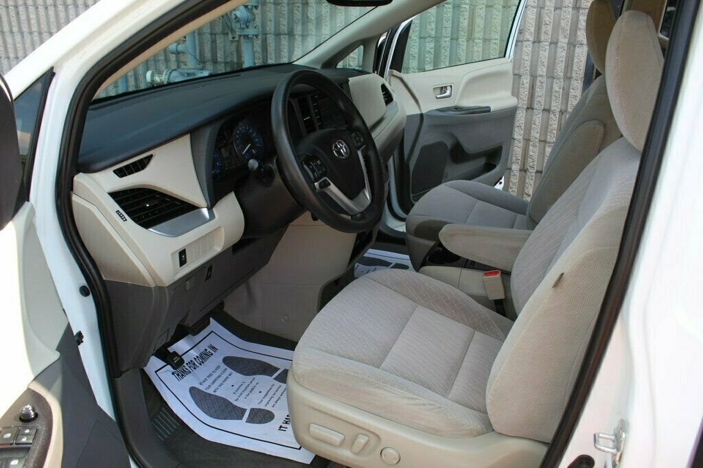 2020 Toyota Sienna LE photo 21