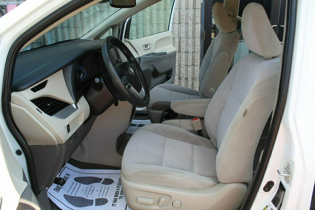 2020 Toyota Sienna LE photo 22
