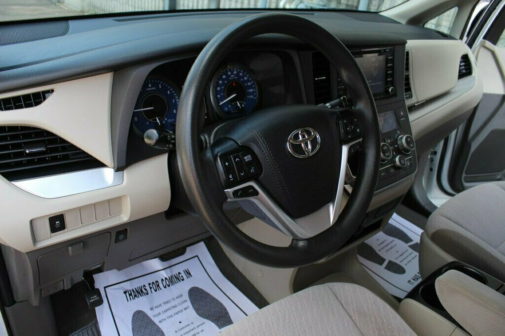 2020 Toyota Sienna LE photo 23