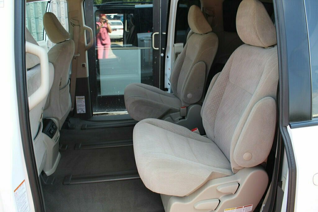 2020 Toyota Sienna LE photo 25
