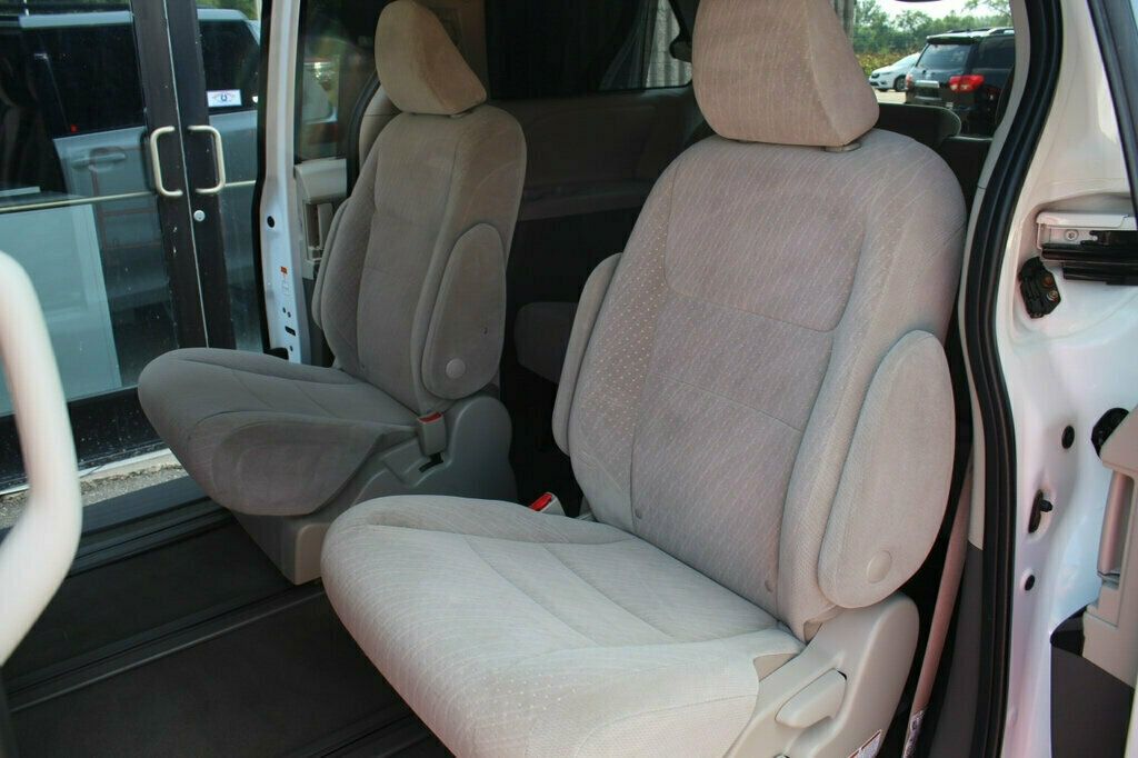 2020 Toyota Sienna LE photo 26