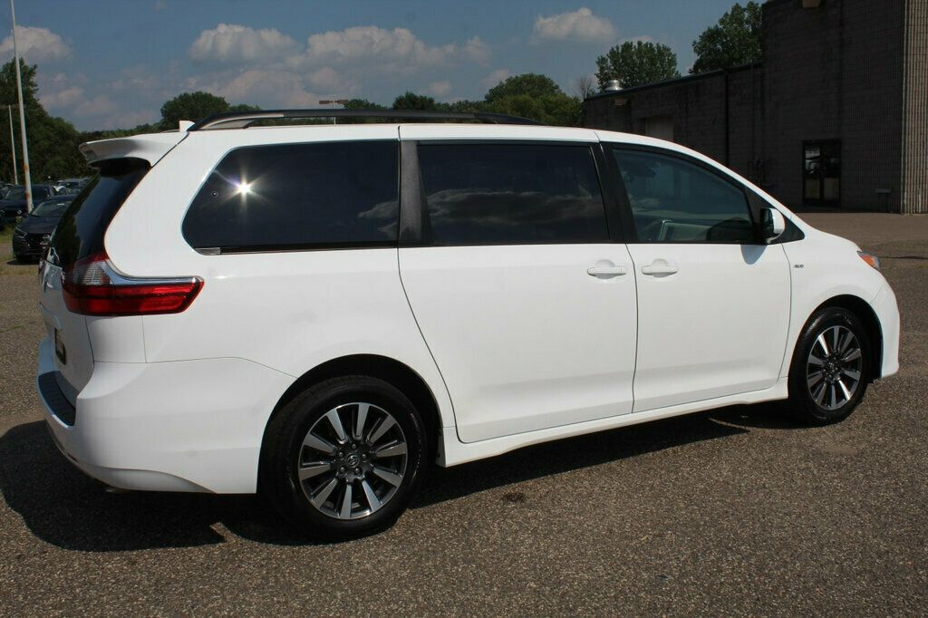 2020 Toyota Sienna LE photo 3