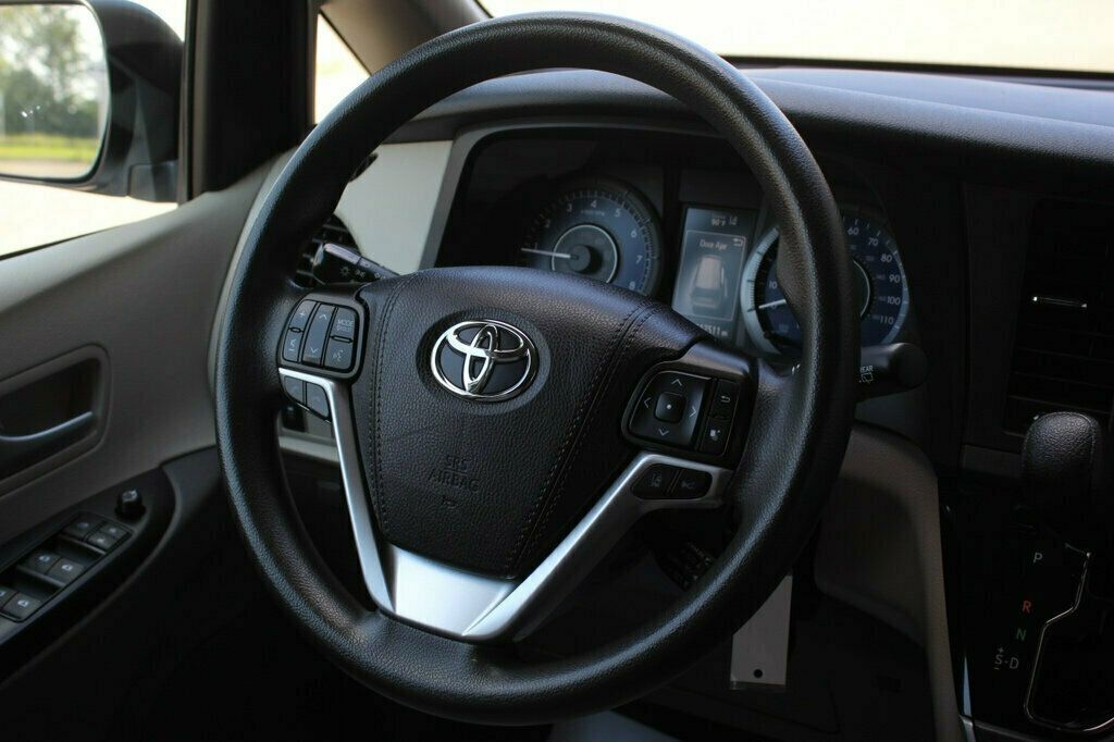 2020 Toyota Sienna LE photo 27