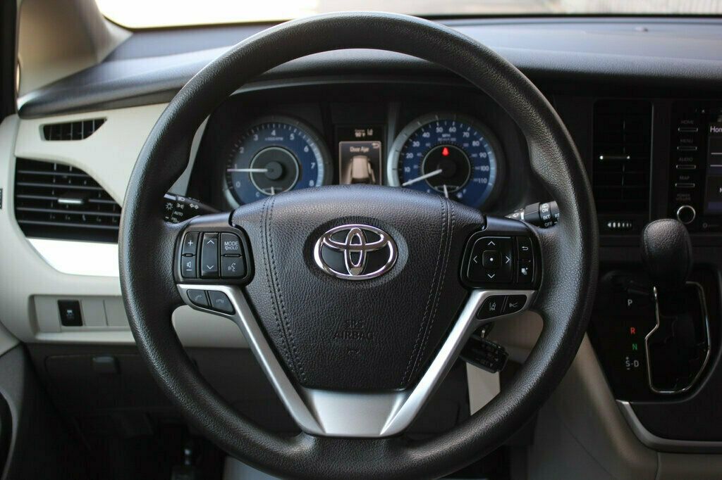 2020 Toyota Sienna LE photo 28