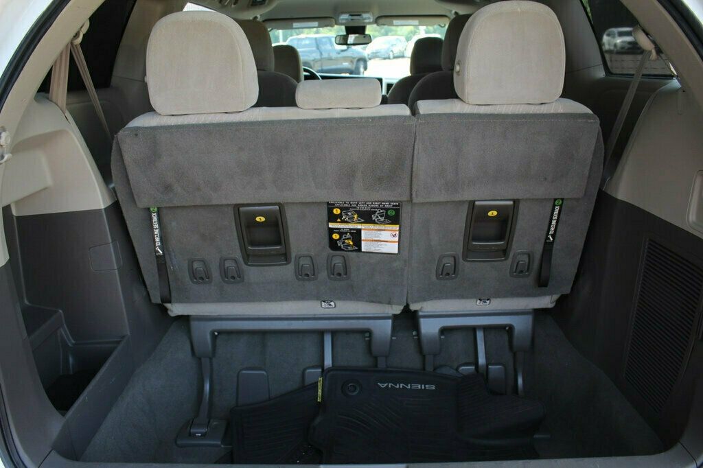 2020 Toyota Sienna LE photo 29