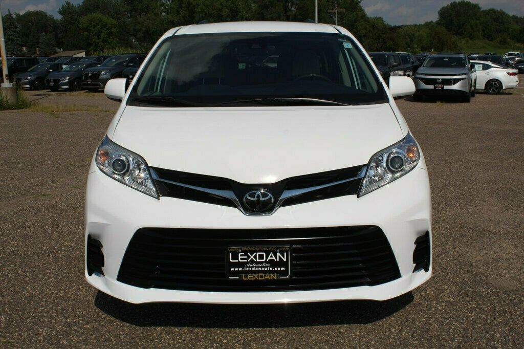 2020 Toyota Sienna LE photo 4