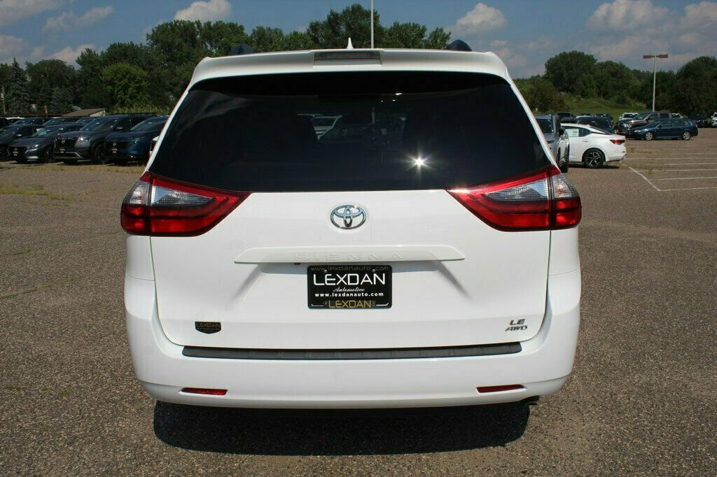 2020 Toyota Sienna LE photo 5