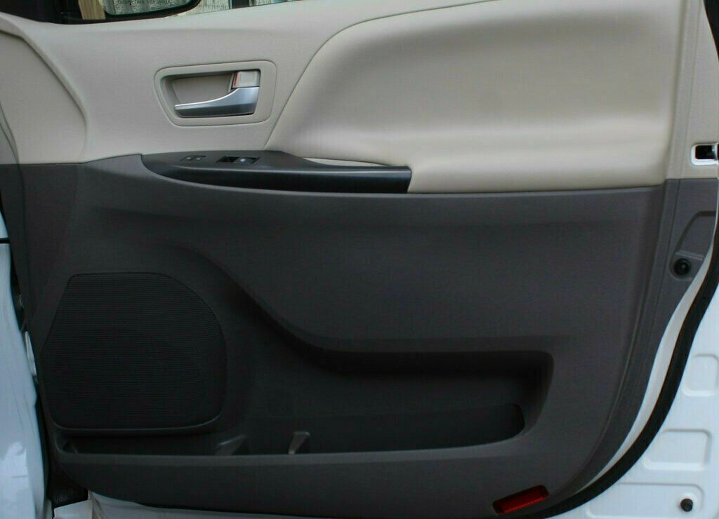 2020 Toyota Sienna LE photo 6