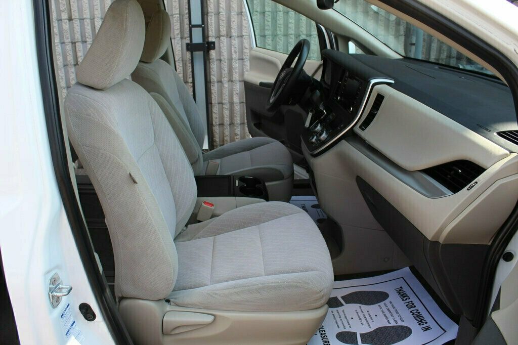 2020 Toyota Sienna LE photo 7