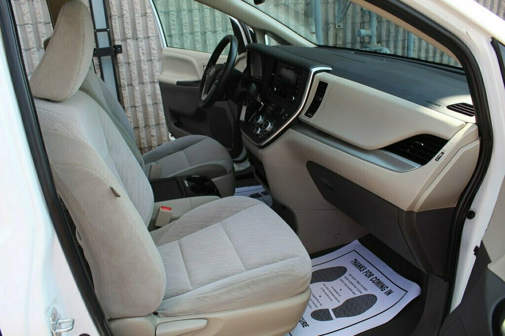 2020 Toyota Sienna LE photo 8