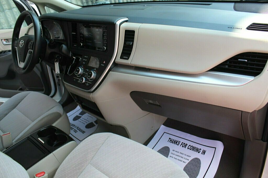 2020 Toyota Sienna LE photo 9