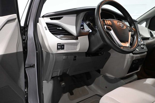 2020 Toyota Sienna XLE Automatic Access Seat FWD 7-Passenger - 23044281 - 30