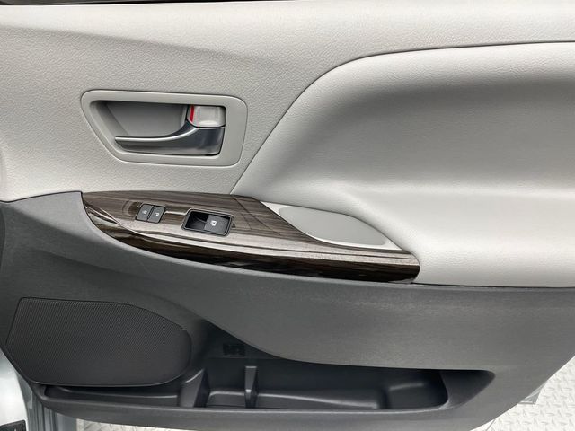 2020 Toyota Sienna XLE AWD 7-Passenger - 22995943 - 14