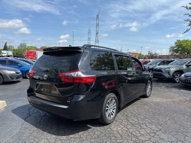 2020 Toyota Sienna XLE FWD 8-Passenger - 23029108 - 3