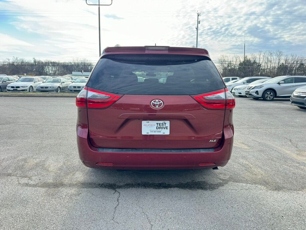 2020 Toyota Sienna XLE FWD 8-Passenger - 22773899 - 4