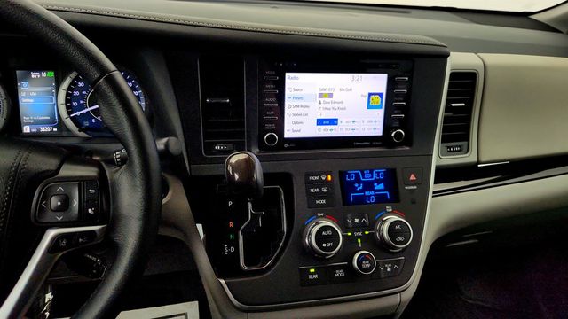 2020 Toyota Sienna XLE FWD 8-Seater - 23013656 - 17