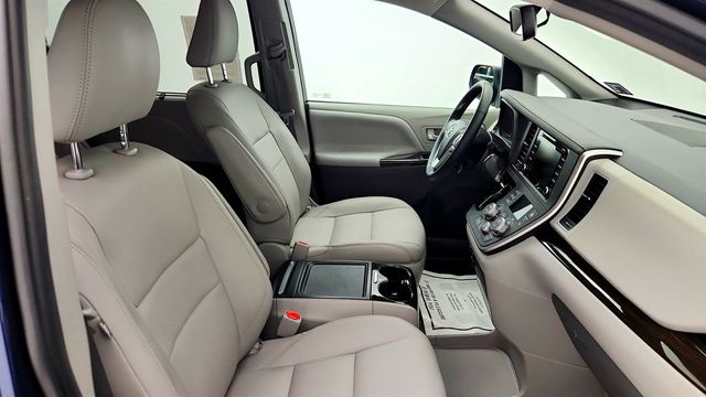 2020 Toyota Sienna XLE FWD 8-Seater - 23013656 - 24