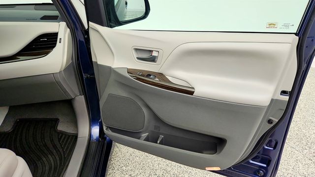 2020 Toyota Sienna XLE FWD 8-Seater - 23013656 - 26