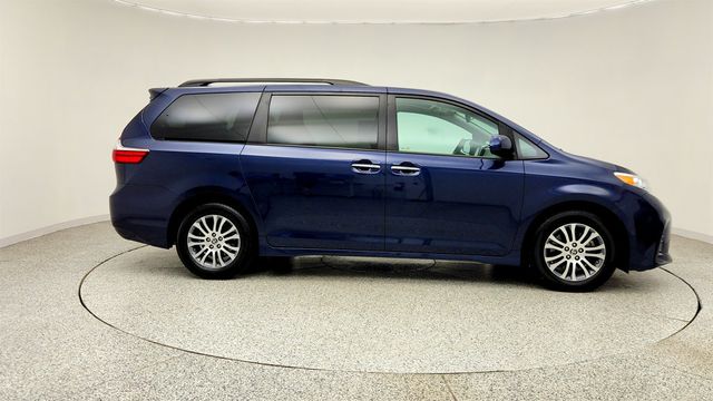 2020 Toyota Sienna XLE FWD 8-Seater - 23013656 - 3