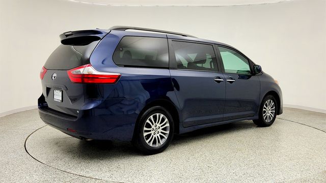 2020 Toyota Sienna XLE FWD 8-Seater - 23013656 - 4