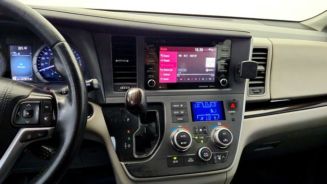 2020 Toyota Sienna XLE Premium AWD 7-Seater - 23035330 - 17