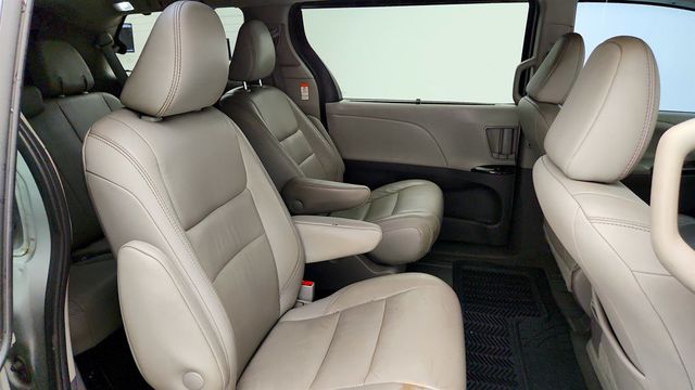 2020 Toyota Sienna XLE Premium AWD 7-Seater - 23035330 - 24