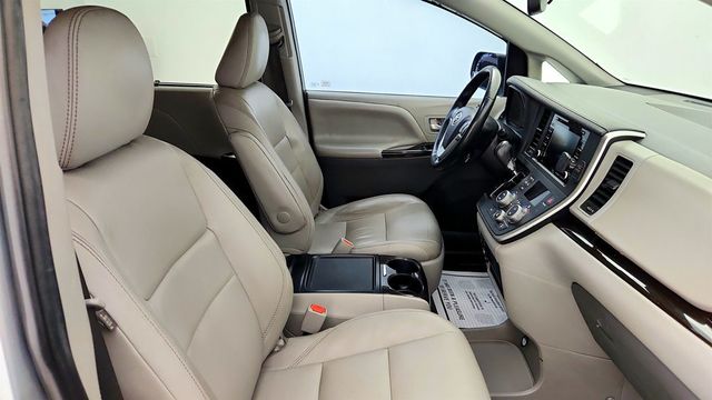 2020 Toyota Sienna XLE Premium AWD 7-Seater - 23035330 - 25