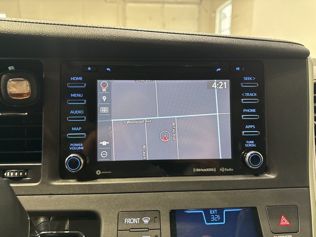 2020 Toyota Sienna XLE Premium FWD 8-Passenger - 22980532 - 19