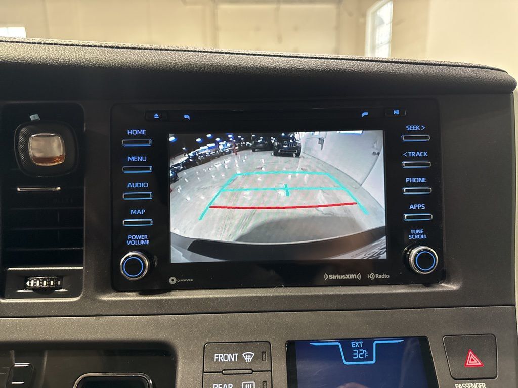 2020 Toyota Sienna XLE Premium FWD 8-Passenger - 22980532 - 21