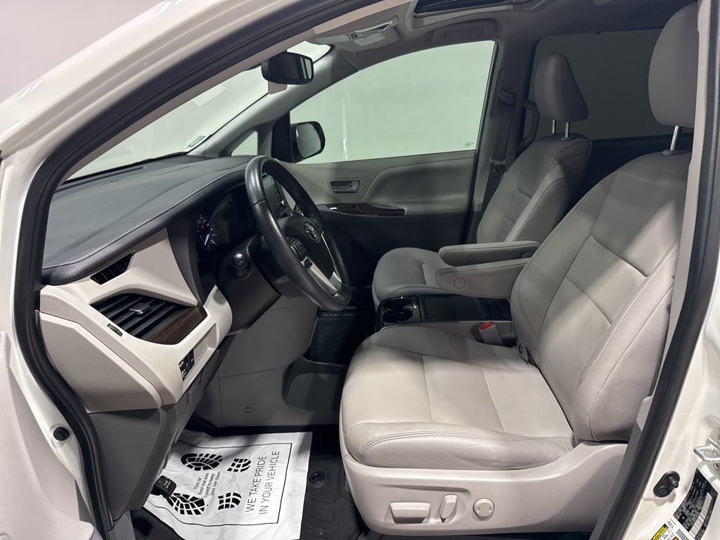 2020 Toyota Sienna XLE Premium FWD 8-Passenger - 22980532 - 28