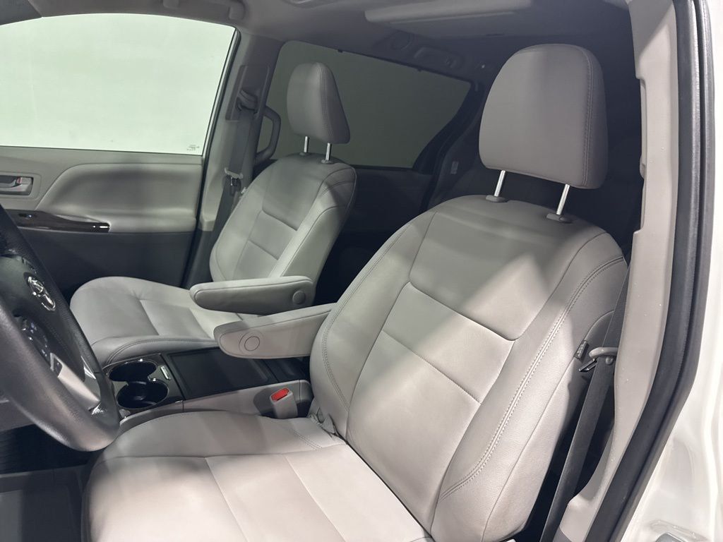 2020 Toyota Sienna XLE Premium FWD 8-Passenger - 22980532 - 32