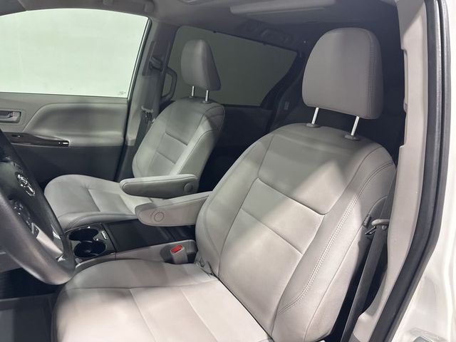 2020 Toyota Sienna XLE Premium FWD 8-Passenger - 22980532 - 32