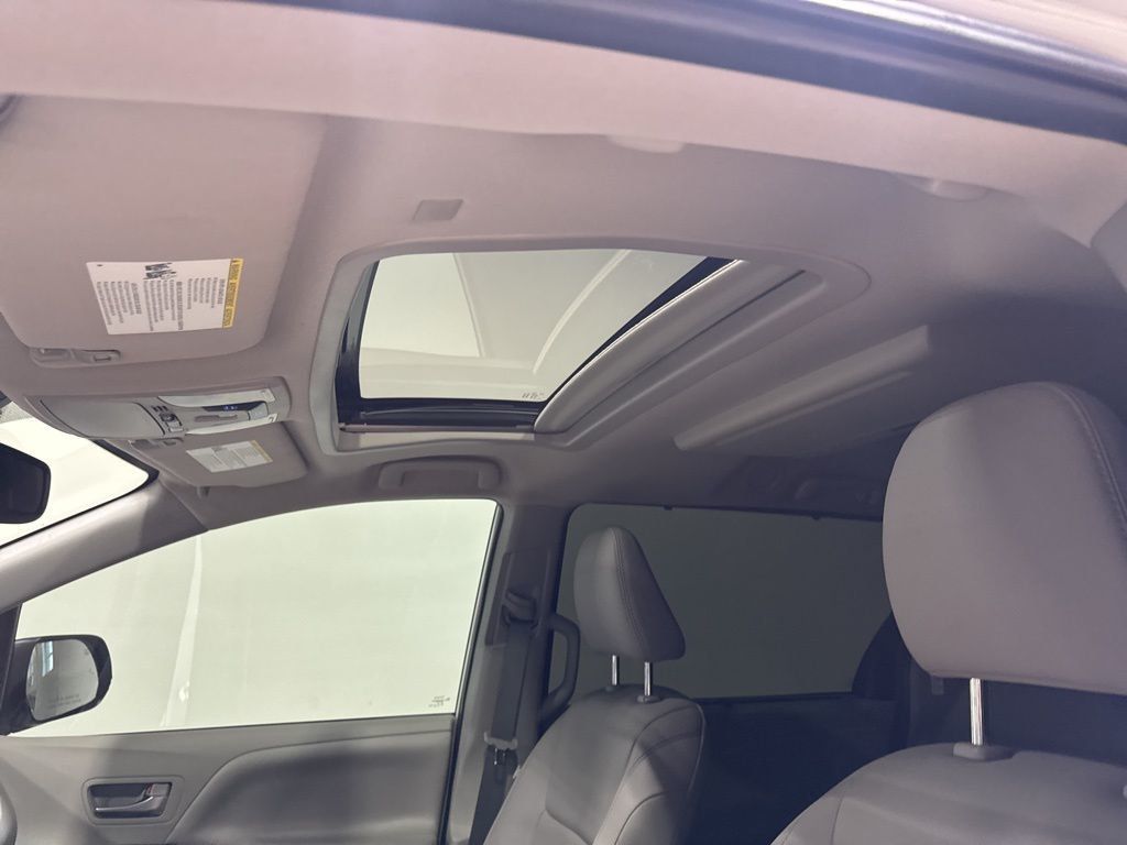 2020 Toyota Sienna XLE Premium FWD 8-Passenger - 22980532 - 33