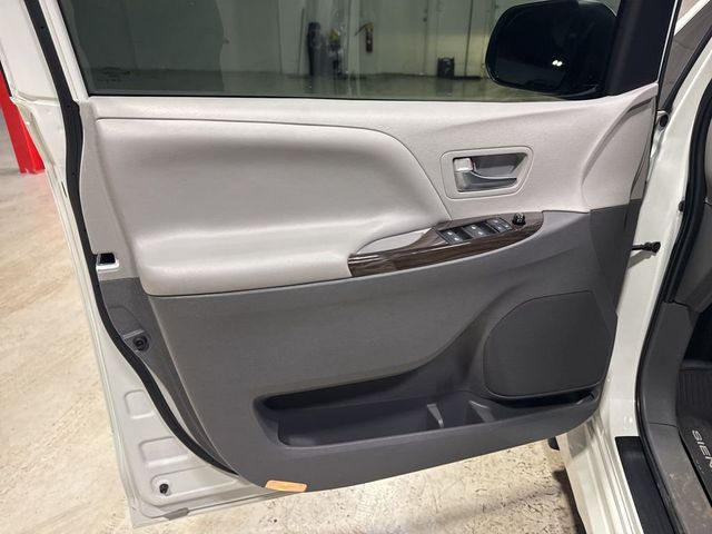 2020 Toyota Sienna XLE Premium FWD 8-Passenger - 22980532 - 34