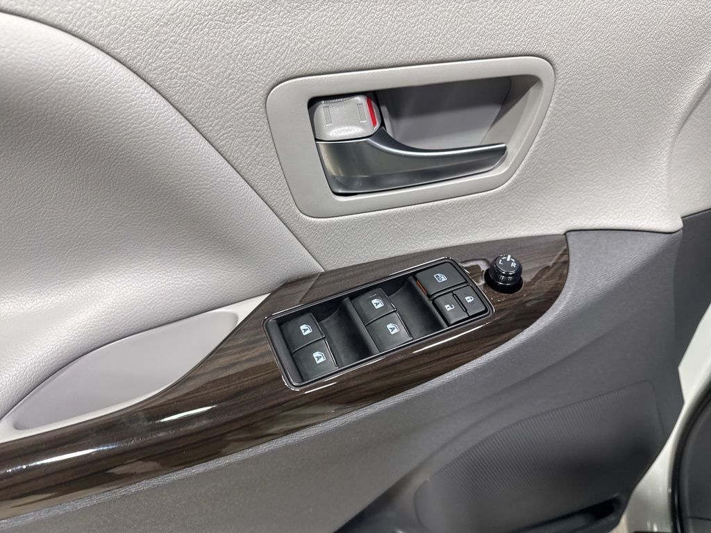 2020 Toyota Sienna XLE Premium FWD 8-Passenger - 22980532 - 35
