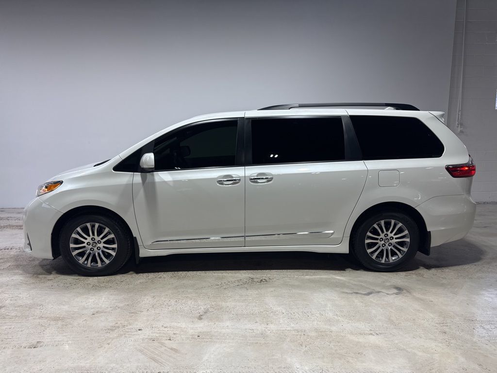 2020 Toyota Sienna XLE Premium FWD 8-Passenger - 22980532 - 3
