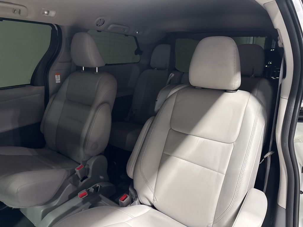 2020 Toyota Sienna XLE Premium FWD 8-Passenger - 22980532 - 42