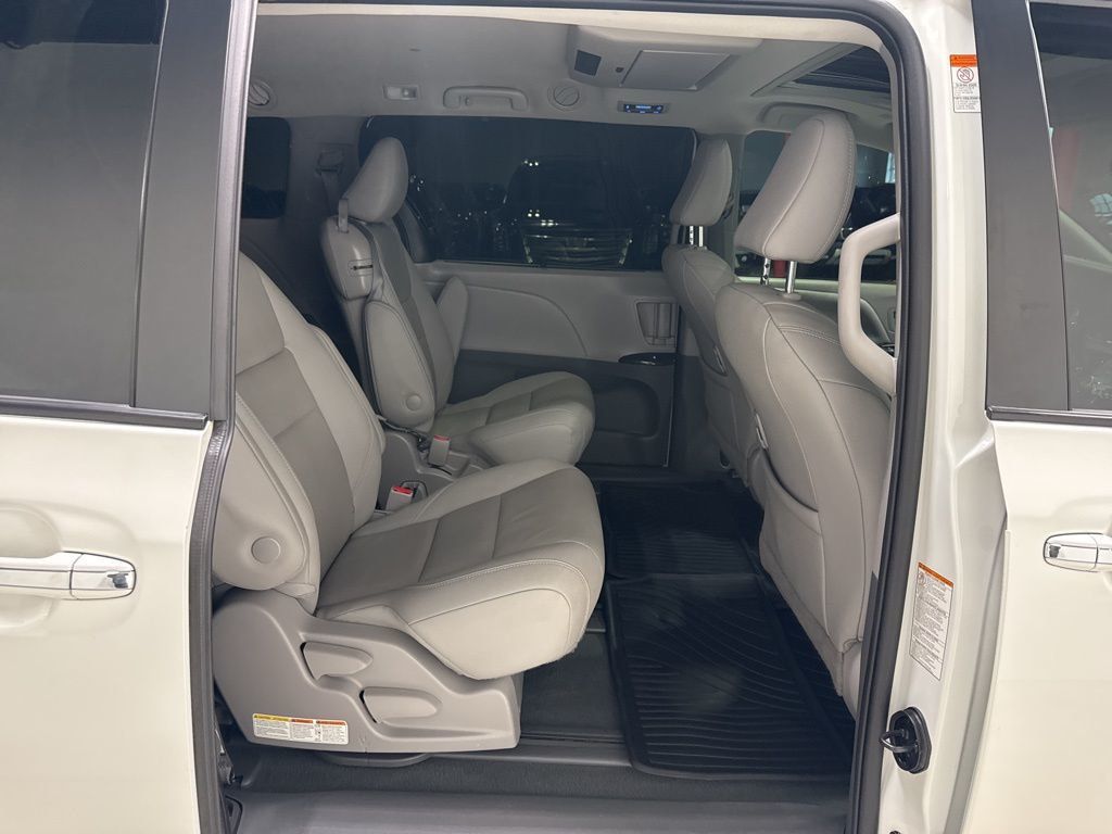 2020 Toyota Sienna XLE Premium FWD 8-Passenger - 22980532 - 50