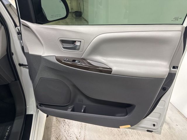 2020 Toyota Sienna XLE Premium FWD 8-Passenger - 22980532 - 58