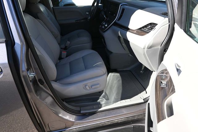 2020 Toyota Sienna XLE Premium FWD 8-Passenger - 22968895 - 14