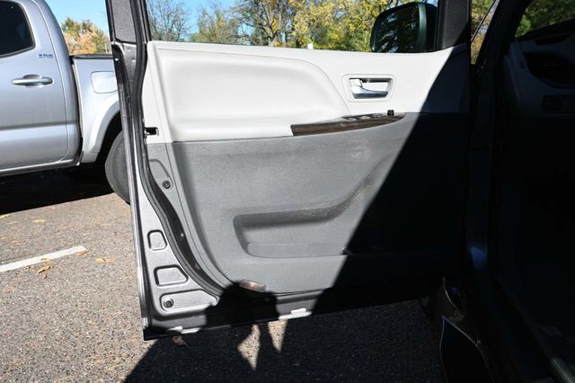 2020 Toyota Sienna XLE Premium FWD 8-Passenger - 22968895 - 29