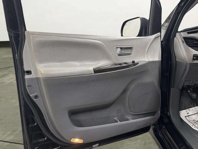 2020 Toyota Sienna XLE Premium FWD 8-Passenger - 22982313 - 9