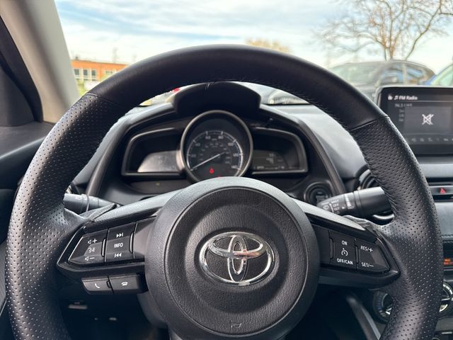 2020 Toyota Yaris Sedan LE - 22942418 - 8