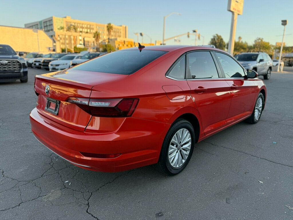 2020 Volkswagen Jetta SE R-Line photo 4