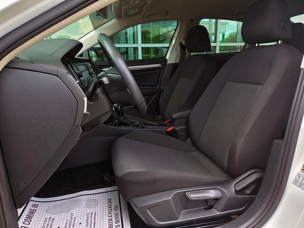 2020 Volkswagen Jetta SE R-Line photo 11