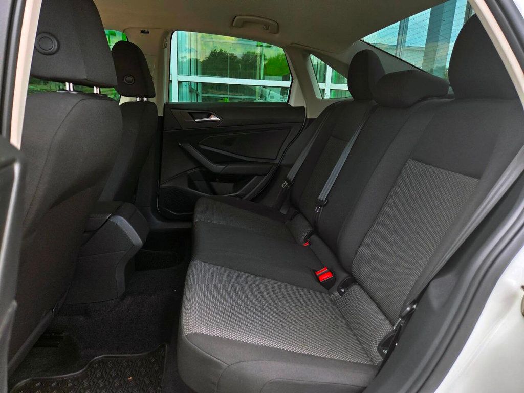 2020 Volkswagen Jetta SE R-Line photo 13