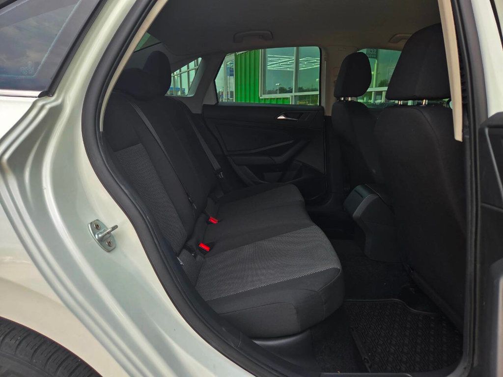 2020 Volkswagen Jetta SE R-Line photo 15