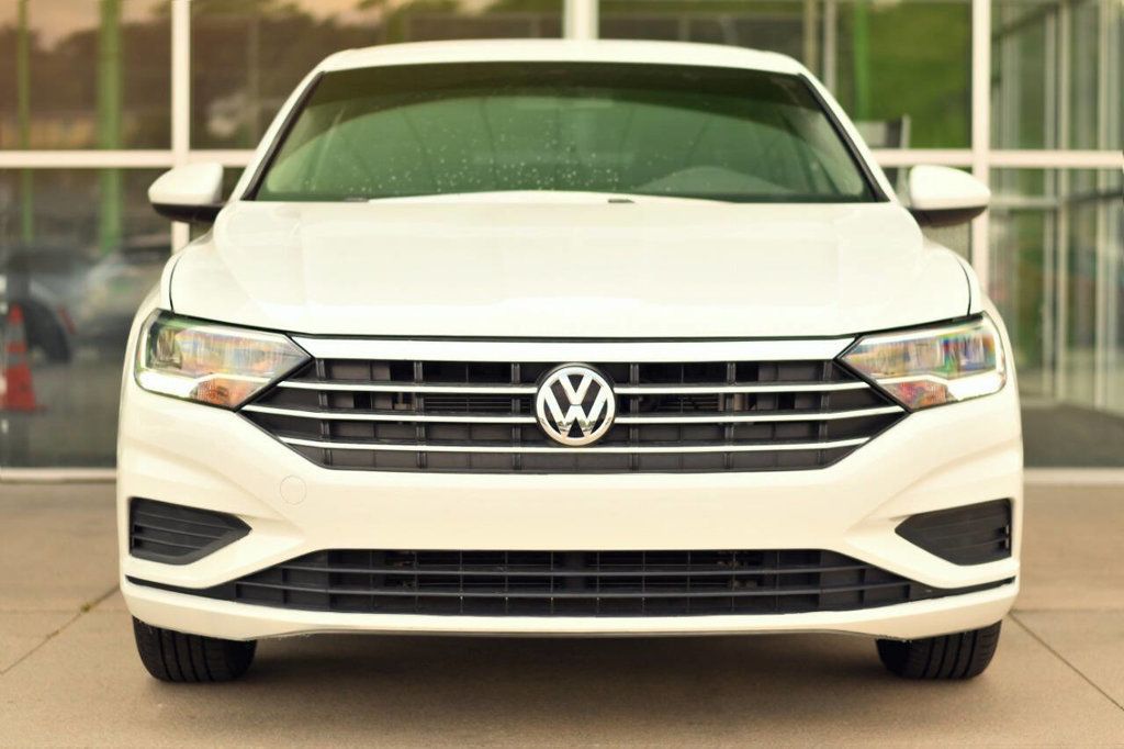 2020 Volkswagen Jetta SE R-Line photo 2