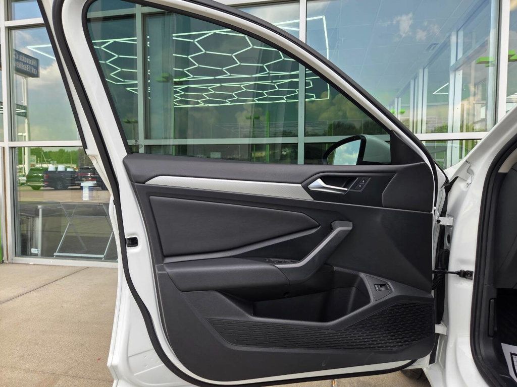 2020 Volkswagen Jetta SE R-Line photo 19
